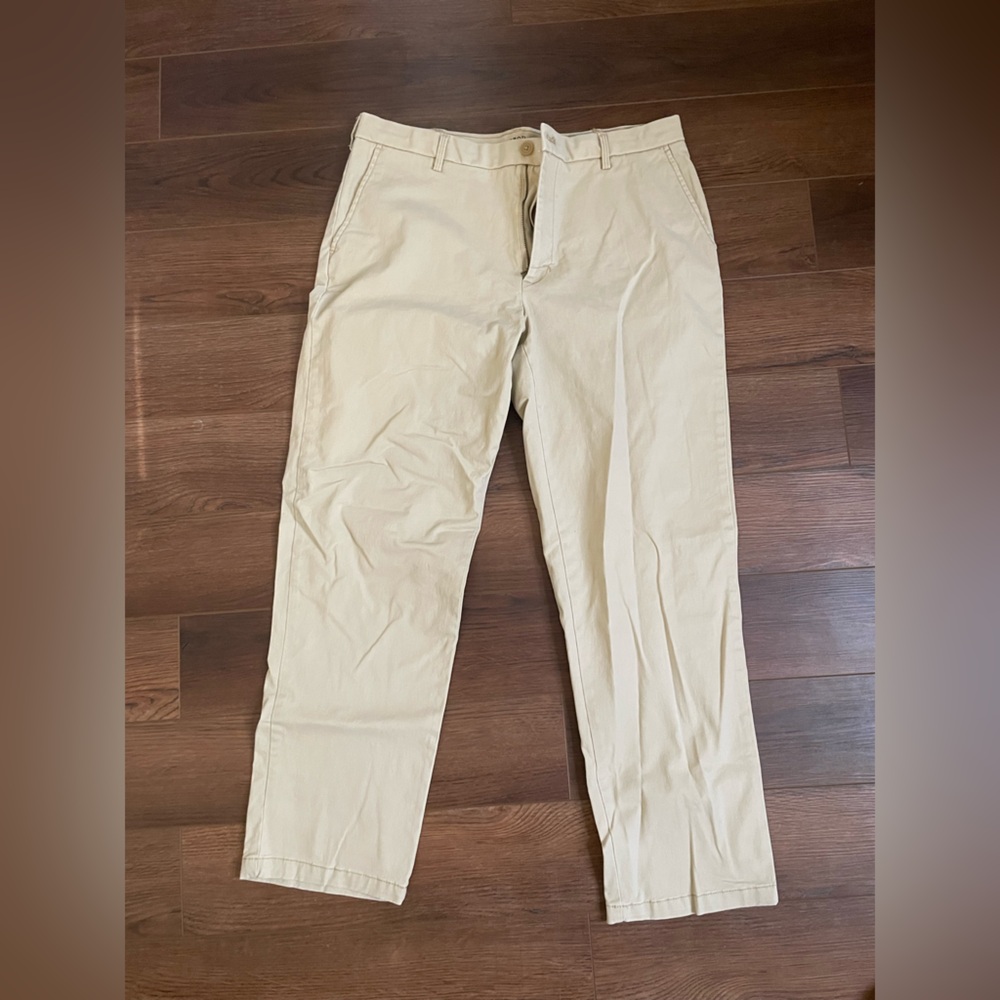 Izod Men's Cream Chinos